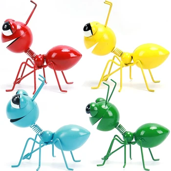 Металлические садовые декоративные скульптуры из милых муравьев на открытом воздухе
