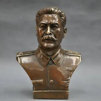 Бронзовая статуя-бюст российского лидера Иосифа Сталина.
