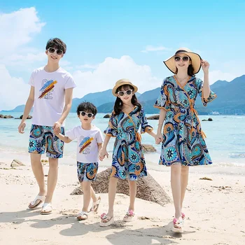 Одинаковые комплекты для семьи, Летнее пляжное платье с цветочным рисунком для мамы и дочки, Хлопковая футболка и шорты для папы и сына, одежда для пары на море